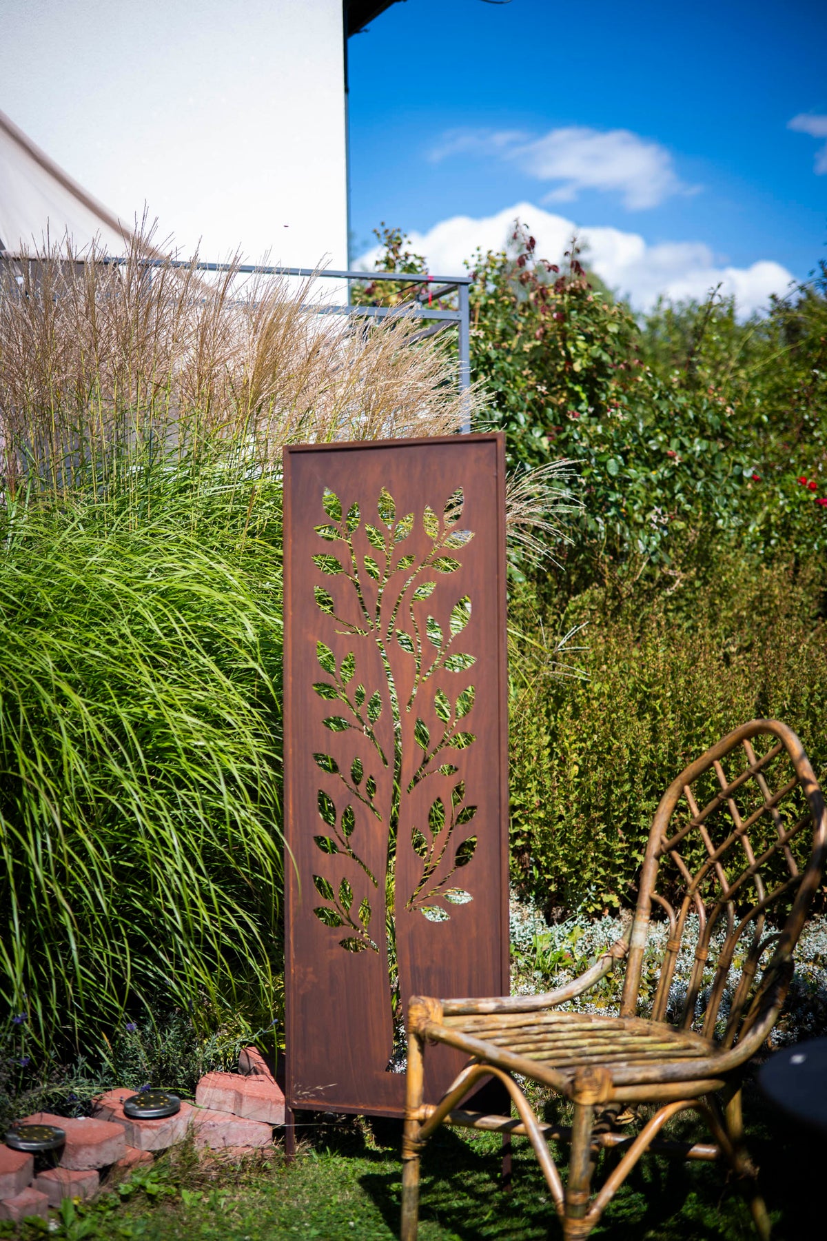 Panel ogrodowy Corten - Parawan z z dużym liściastym drzewem 160 x 50 cm