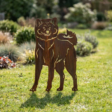 Sylwetka psa z naturalnej rdzy - Akita - Pies figurka ozdobna